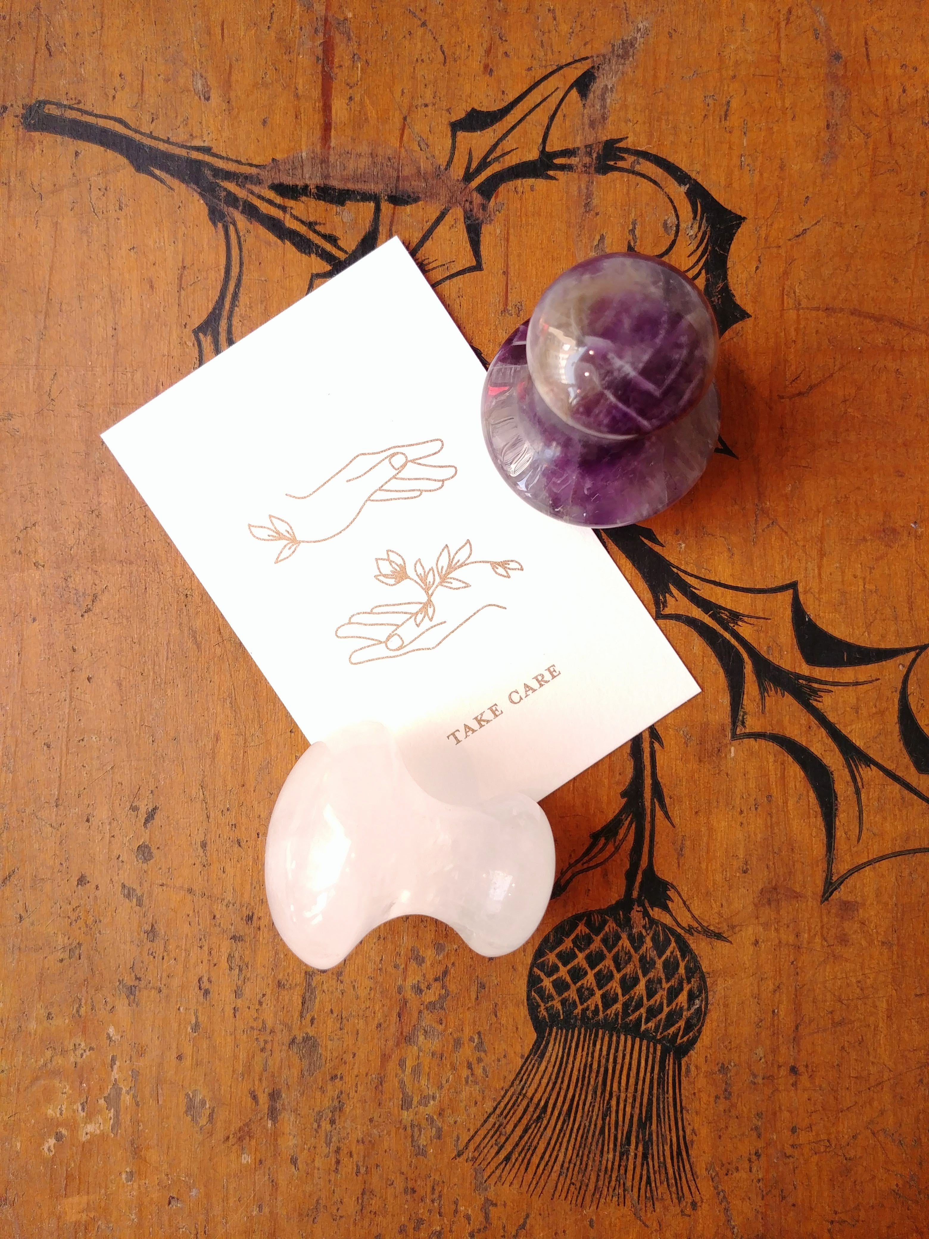 petits outils de massage en forme de champignon en quartz rose et en améthyste